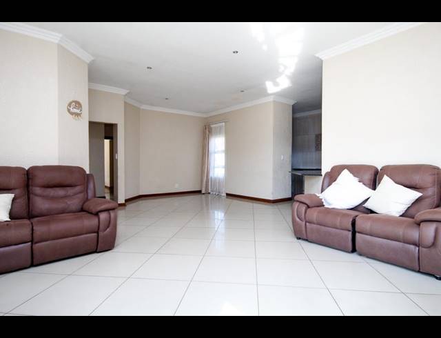 3 BEDROOM TOWNHOUSE FOR SALE IN THATCHFIELD